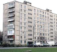 ПАНЕЛЬНАЯ МНОГОЭТАЖКА: жильцы третьего подъезда каждый день могут поздороваться с живым гением