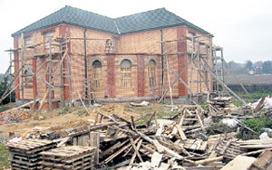 О внушительном коттедже, выросшем на его участке, Михаил Иванович мог только мечтать