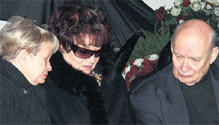 Вдову утешают друзья семьи Александра ПАХМУТОВА и Николай ДОБРОНРАВОВ