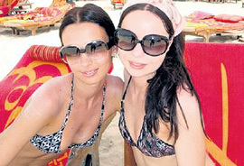Лиза на отдыхе в Дубаи (слева). С виду и не скажешь, что она - секс-бомба