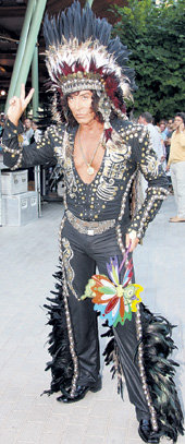 Теперь народным артистом Валерием ЛЕОНТЬЕВЫМ гордится не только родная школа, но и вся страна