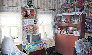 Комната, в которой будущий артист сам строчил себе экзотические наряды