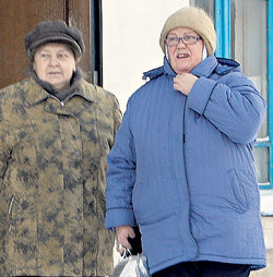 Екатерина Дмитриевна (справа) с подругой по дороге в баню. Уйдя на пенсию, КОСТЕРИНА работает в охранном агенстве в Москве вахтовым методом