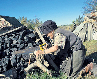 Пилить дрова на ощупь и складывать их в поленницу для пенсионерки ВАСИЛЬЧЕНКО дело привычное