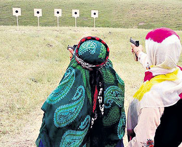 Каждого зелёного берета в Иране ждёт дама в хиджабе и с пистолетом