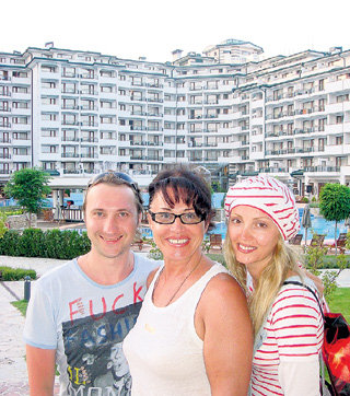 С сыном Данилой и невесткой Таней на фоне болгарских апартаментов