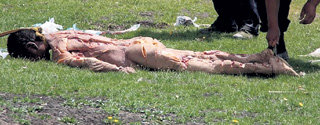 Труп умершего родственника привязывают за шею к вбитому в землю колу, чтобы грифы не могли утащить останки. После этого кожу покойника надрезают - так пернатым удобнее есть