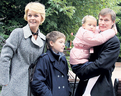 Поздравить отца Юля МЕНЬШОВА пришла с мужем Игорем ГОРДИНЫМ и детьми Андреем и Тосей