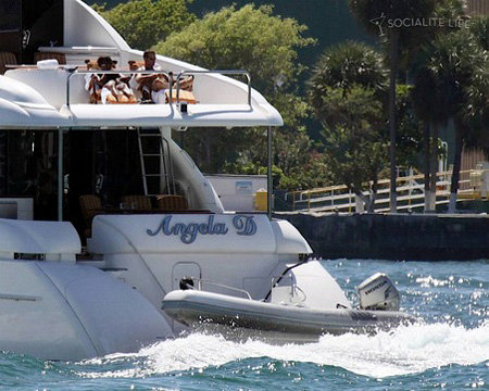 Супермодель и её русский возлюбленный отправились на морскую прогулку на яхте «Angela D». Фото: socialitelife.celebuzz.com