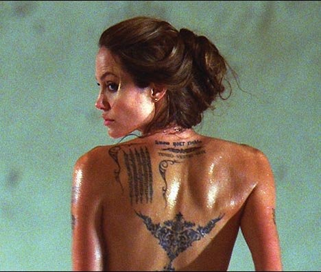 После рождения своей первой дочки Шайло Анджелина снялась обнаженной в фильме Тимура Бекмамбетова 