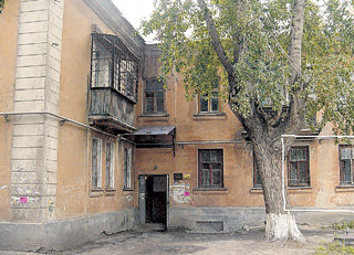 В старый дом, где жила семья СОЛОВЬЁВЫХ (окна справа), Евгений стеснялся приводить обеспеченную подругу