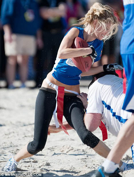 Тут-то и выясняется, что Мариса не носит нижнего белья. Видимо, оно ей изрядно надоело на работе. Фото: Daily Mail