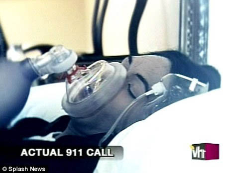Программа, снятая американским телеканалом, в деталях показывает последние минуты жизни певца. В кислородной маске лежит актер, который играет Майкла Джексона. Фото: Daily Mail