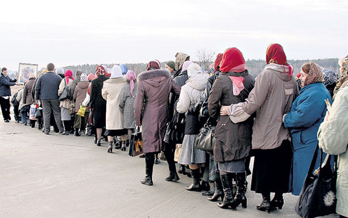 Люди каким-то чудом узнали о местонахождении иконы и потянулись к святому образу со всех сторон