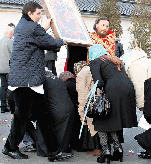 Пройдя под иконой, Маша почувствовала себя праведницей
