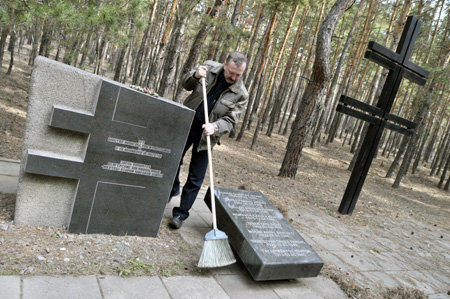 Геннадий КОПЫТИН считает, что в этой могиле покоятся тоже жертвы фашизма