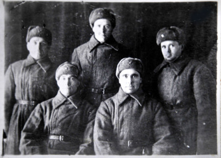 Яков КОПЫТИН (стоит справа) с однополчанами воевали за то, чтобы их детям и внукам оружие в руки брать не пришлось