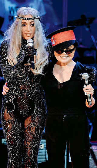 Глядя на Йоко ОНО и Lady Gaga, видишь, во что превратился рок-н-ролл за 40 лет