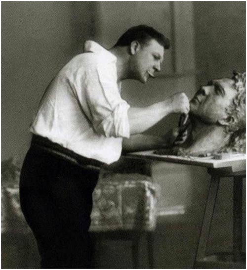 Федор Иванович работает над своим скульптурным портретом, 1912 г. Фото: biography.wikireading.ru