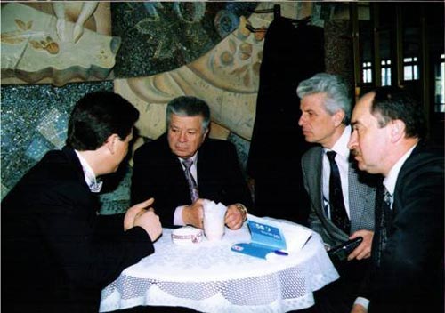 Федоров обсуждает проблемы с соратниками. Фото: wikimedia.org