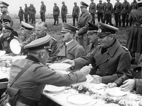 Многие генералы презирали Гитлера, называя его между собой «ефрейтором». Источник: istpravda.ru