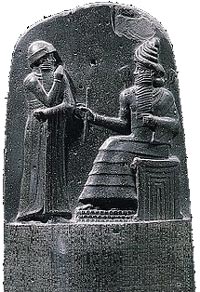 Царь Хаммурапи (слева) и солнечный бог Шамаш (рельеф верхней части столба Свода Законов). Фото: wikimedia.org