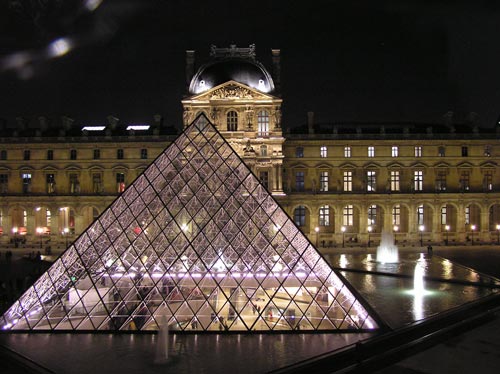 Стеклянная пирамида в Лувре (Париж) — постмодернистская отсылка к Великим пирамидам Гизы. wikimedia.org