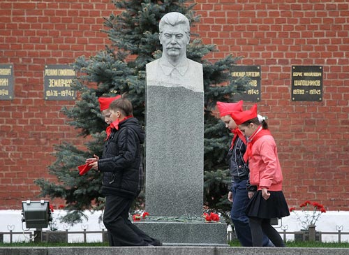Пионеры у могилы Иосифа Сталина. Фото: RIA Novosti archive / Владимир Федоренко / Wikimedia.org