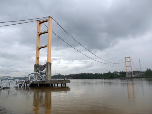 Индонезийский мост Kutai Kartanegara после обрушения. Wikimedia