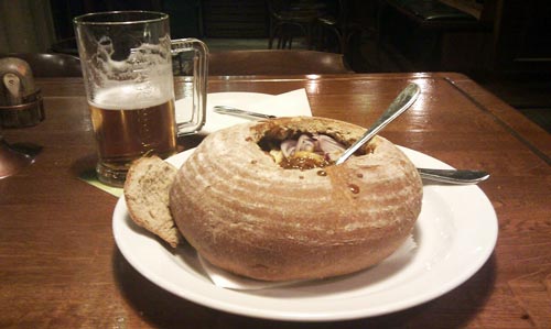 Суп в хлебе сегодня можно отведать во многих ресторанах Чехии, Словакии и других стран. wikimedia