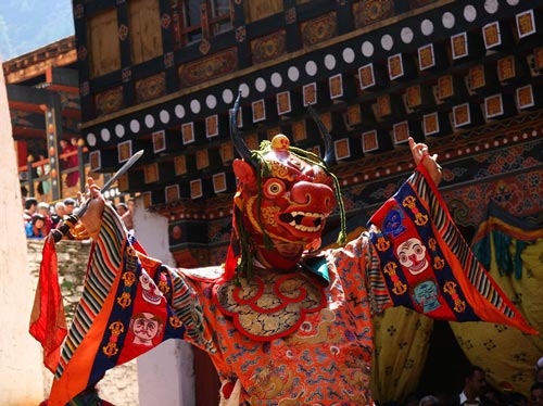 Бог смерти танцует для туристов на одном из фестивалей. Фото: Jean-Marie Hullot / Wikimedia.org 