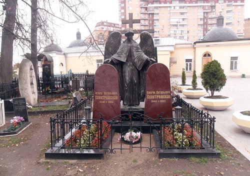 Могилы Отари и Амирана Квантришвили на Ваганьковском кладбище Москвы. wikipedia