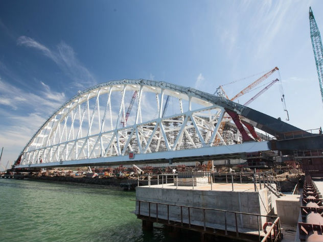 Арка Крымского моста пропустила первое судно