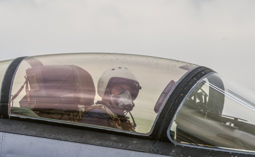 Пилот новейшего самолёта Су-30СМ перед взлётом. Фото: Кирилл Ломакин