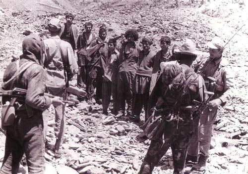 Советские войска после захвата некоторых моджахедов. wikipedia