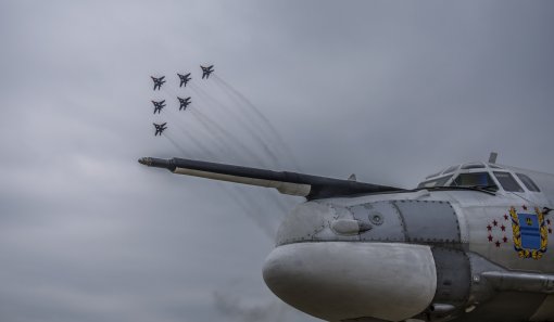 Пилотажная группа Стрижи на фоне Ту-95МС. Фото: Кирилл Ломакин