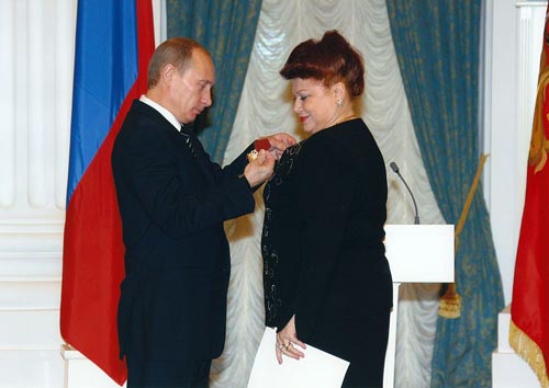 Президент РФ Владимир Путин вручает Людмиле Рюминой орден «За заслуги перед Отечеством» IV степени. wikipedia