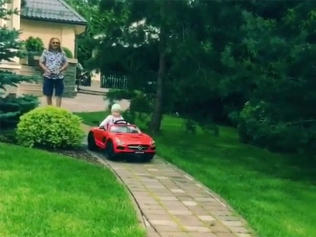 Дочь Игоря Николаева гоняет по тротуару на красном «Мерседесе»