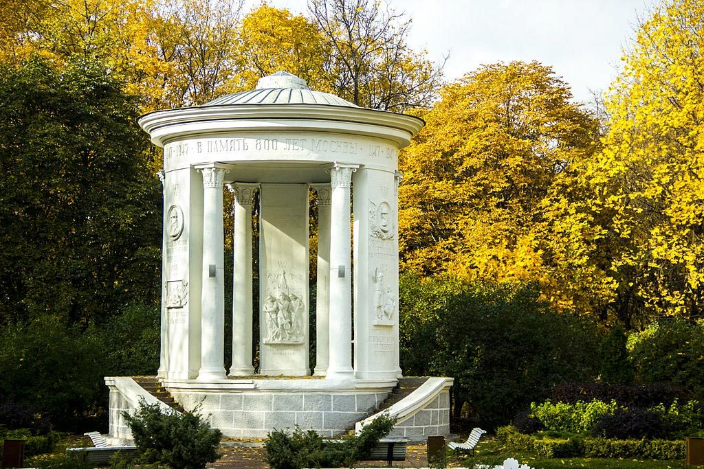 Ротонда, установленная в Нескучном саду в честь 800-летия Москвы Автор: Belyaev / wikimedia