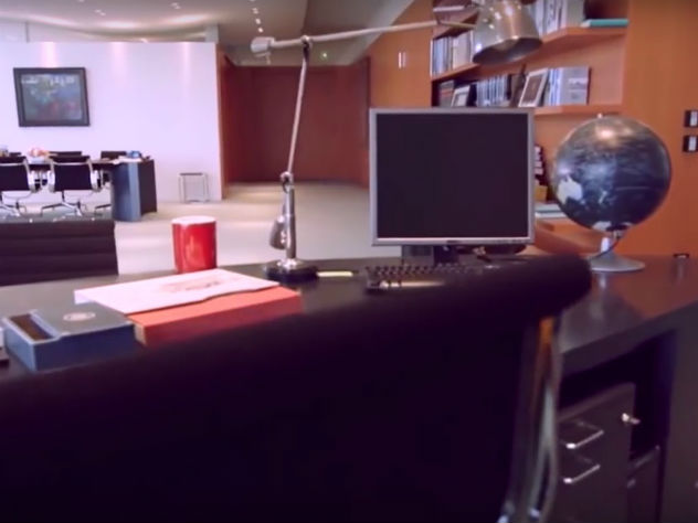На личном столе Меркель лежит папка с документами, стоит компьютер и единственное украшение — глобус. Фото: скриншот видео