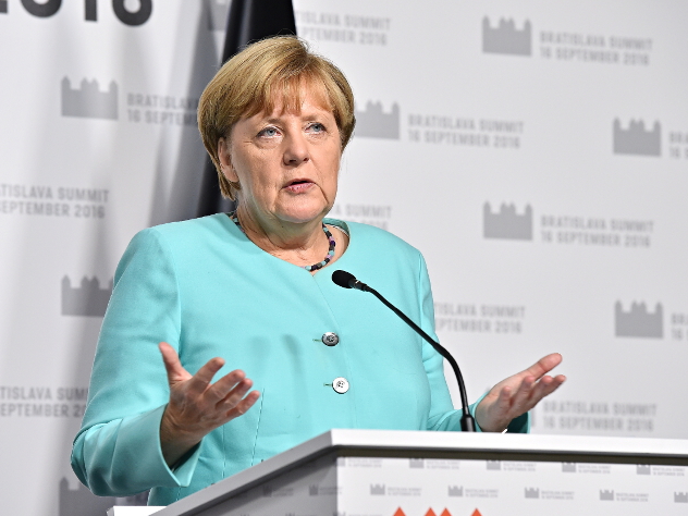 Меркель забросали помидорами в преддверии выборов