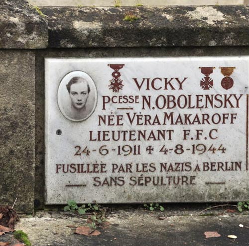 Памятная доска на кладбище Сент-Женевьев-де-Буа – условное надгробие Веры Оболенской