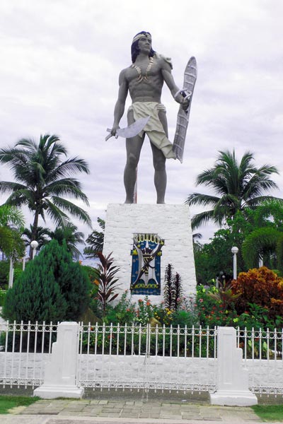 Памятник убийце Магеллана — вождю Лапу-Лапу — на Филиппинах
