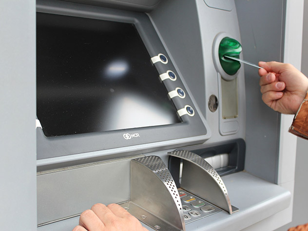 Житель Ачинска по ошибке разбил четыре банкомата