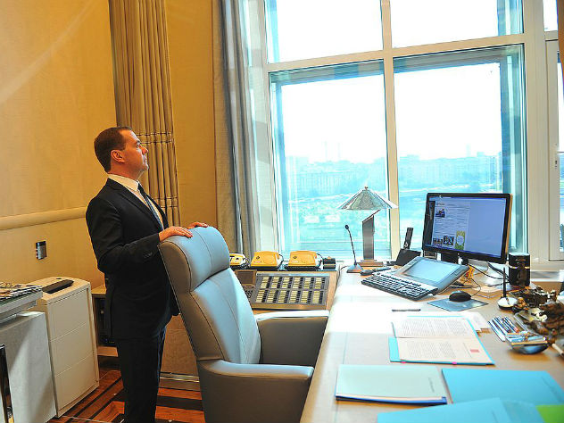 В беседе с журналистами интерьер своего кабинета премьер назвал «сухим и аскетичным». Фото: Евгения ГУСЕВА/»Комсомольская правда»