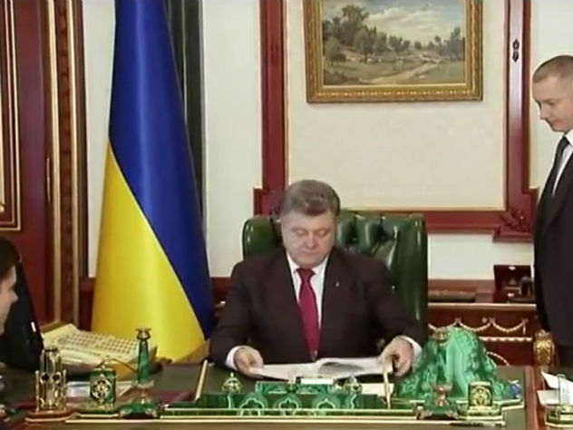 По слухам, малахитовый набор для хранения канцелярских принадлежностей достался Порошенко от беглого президента Януковича. Кадр видео YouTube