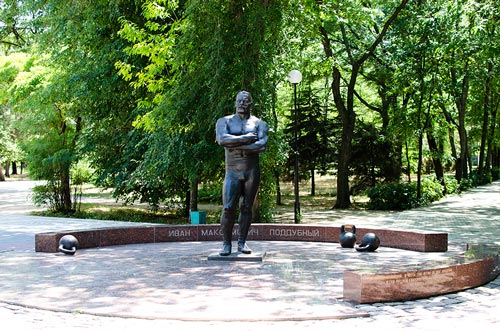 Памятник Поддубному в Ейске. wikipedia 