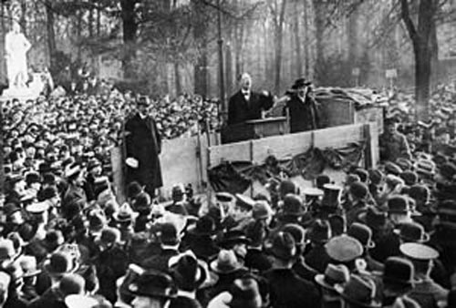 Выступление Карла Либкнехта в Берлине в декабре 1918 года. wikimedia