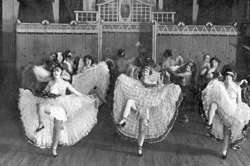 Танцовщицы-канканерки на сцене, начало ХХ века