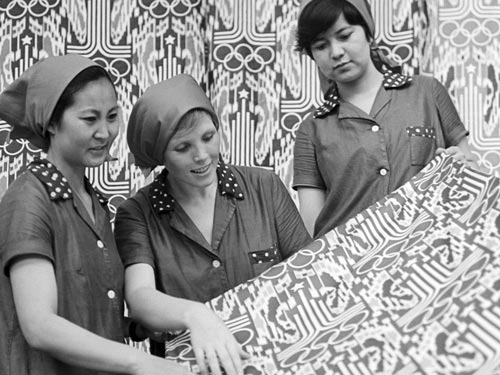 Ташкентский текстильный комбинат приступил к выпуску хлопчатобумажных тканей с олимпийской символикой. Фото Р. Шагаева /Фотохроника ТАСС
